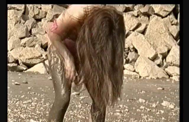 Nudist Videos Schlammspiele (Lea and Friend. A day at the river) - 1